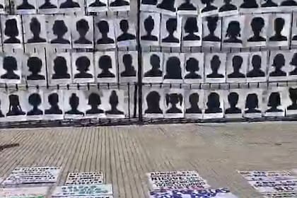 Los carteles con las siluetas de las víctimas de femicidios en las rejas del Congreso