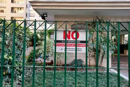 Los carteles contra el proyecto en el predio del San Andrés pueden verse en los frentes de las casas y balcones