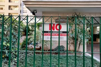 Los carteles contra el proyecto en el predio del San Andrés pueden verse en los frentes de las casas y balcones