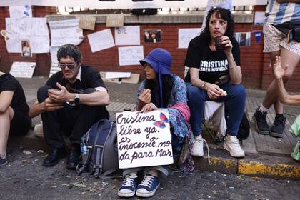Los carteles de apoyo a Cristina en la puerta del Otamendi.