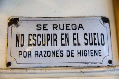 Los carteles de chapa enlozados con frases de época.