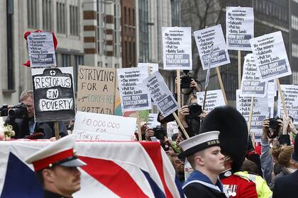 Los carteles de protesta se mezclaba entre quienes lloraron a Thatcher