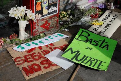 Los carteles, en la vereda del kiosco donde asesinaron a Sabo, reflejan el dolor y el reclamo en La Matanza