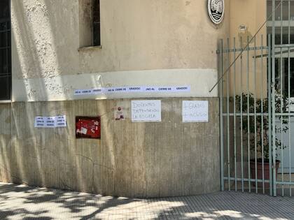 Los carteles junto al ingreso de la Escuela Primaria N° 1