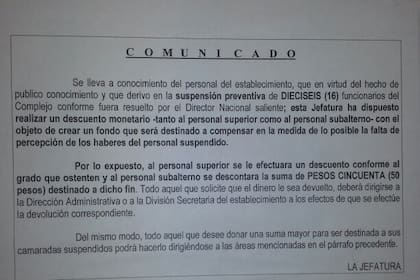 Los carteles pidiendo colaboración para los agentes suspendidos fueron pegados en varios sectores del penal de Ezeiza