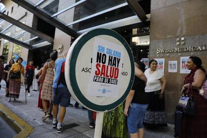 Los carteles por el paro nacional de empleados de salud frente a la Clínica Suizo Argentina