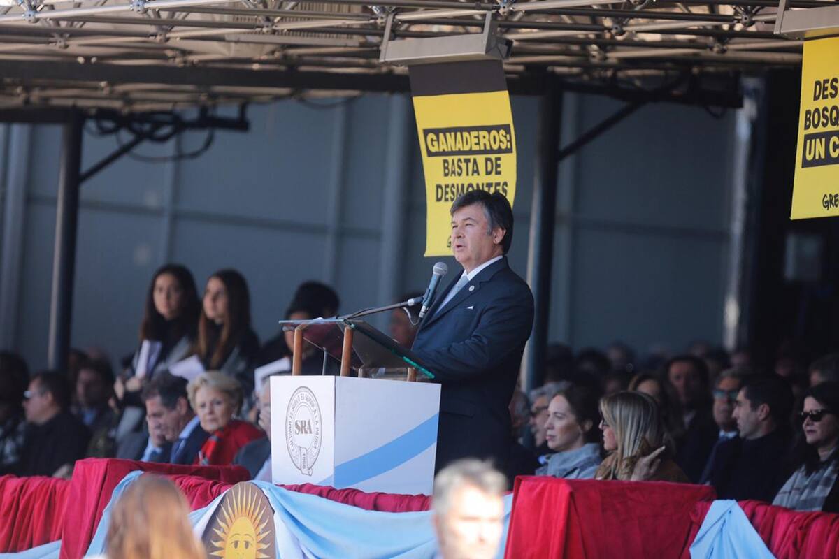Los carteles tenían mensajes en contra de la actividad agropecuaria y aparecieron durante el acto de inauguración de la feria