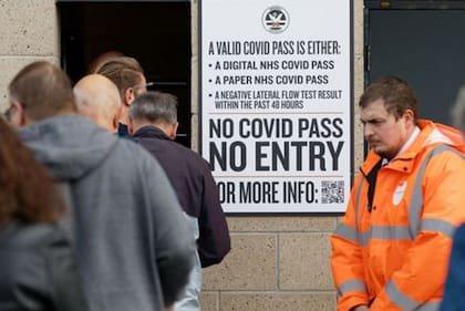 Los casos de covid-19 en Reino Unido son más altos ahora que en esta época del año pasado cuando partes de Inglaterra estaban bajo confinamiento