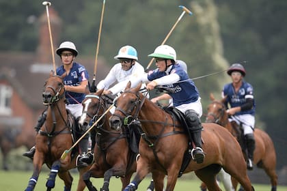 Los Castagnola, Camilo y Bartolomé (h.), marcando al tío Adolfo Cambiaso