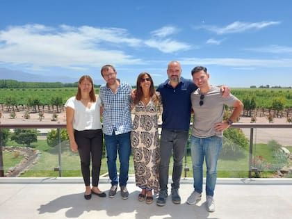 Los catadores de Bonvivir junto al equipo de Las Perdices.