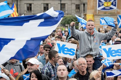 La primera mandataria de Escocia prometió avanzar en un referéndum independentista, pese al rechazo de Londres.