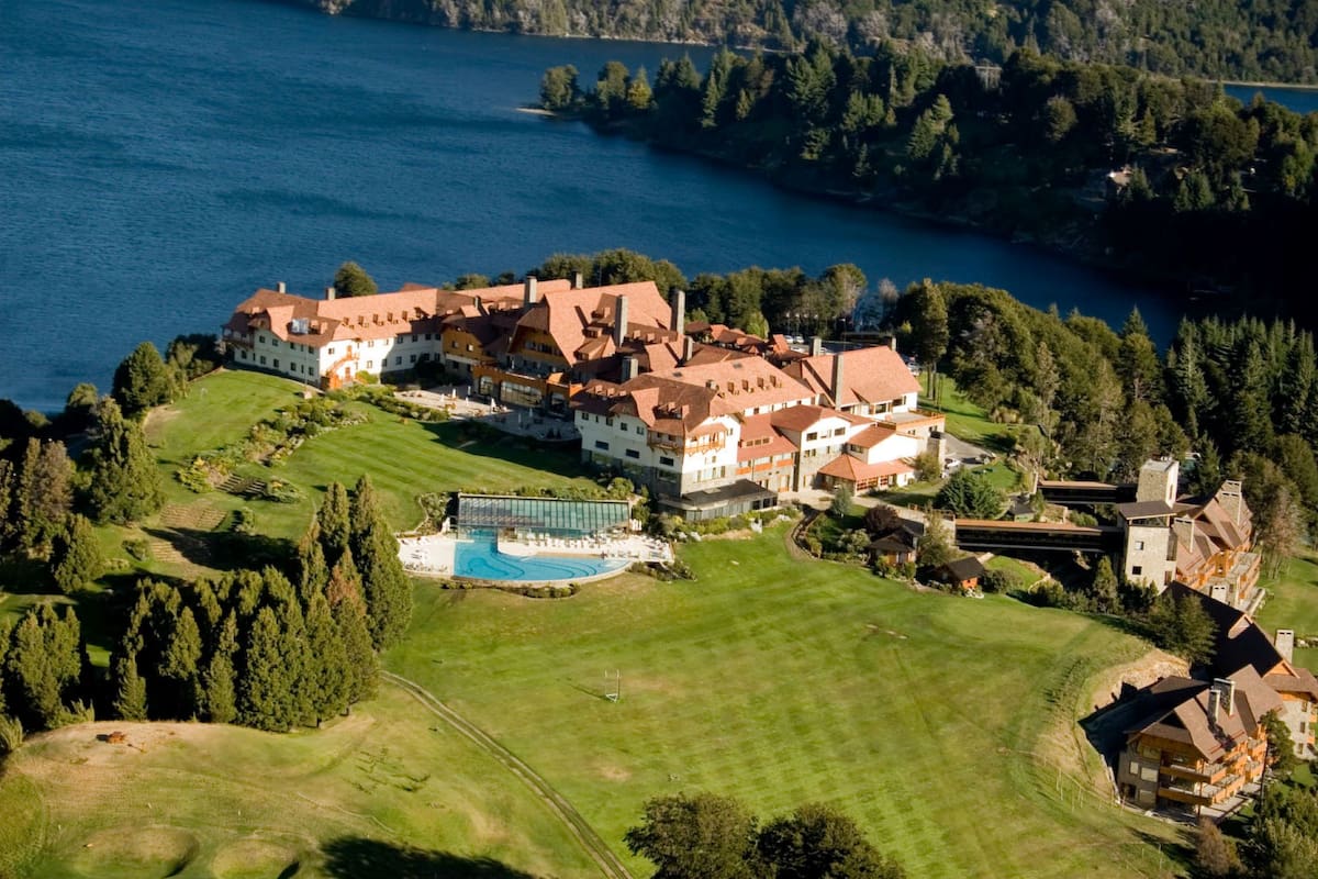 Los cauquenes se adueñaron de los jardines del Llao Llao en BAriloche