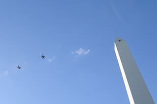 Los aviones de caza F-16 sobrevolaron la ciudad de Buenos Aires