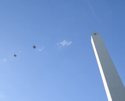 Los cazas sobrevolaron el Obelisco
