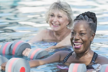 Los CDC recomiendan a los adultos mayores realizar ejercicios aeróbicos para mejorar su salud
