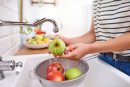 Los CDC recomiendan lavar las manos y los productos frescos, cocinar completamente los alimentos y seguir las alertas sanitarias