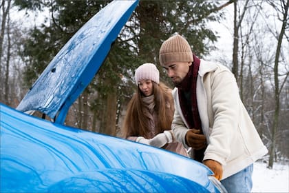 Los CDC recomiendan llevar ciertos elementos en el auto en el invierno de EE.UU. para estar prevenido ante emergencias