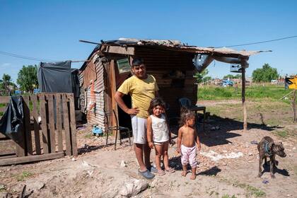 Sergio Elías Monge, de 23 años, no llegó a apropiarse de ninguna de las casas abandonadas, y optó por montar un refugio en el espacio verde