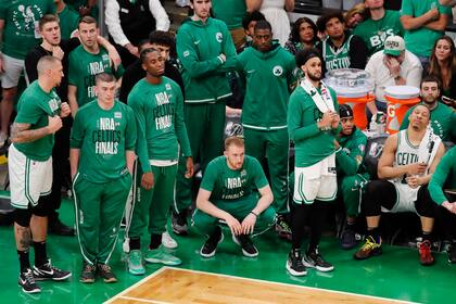 Los Celtics de Boston observan la última parte del sexto partido de las Finales, en que se coronaron los Warriors de Golden State, el jueves 16 de junio de 2022 (AP Foto/Michael Dwyer)