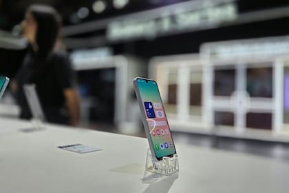 Los celulares bajarán un total de 30% a partir de enero, pero todavía serán caros en comparación con otros países