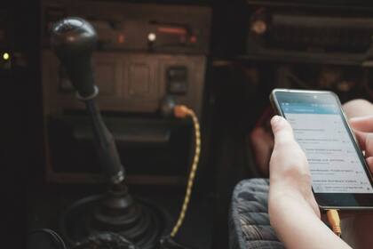 Los celulares deben ser cargados sin la funda (Foto Pexels)