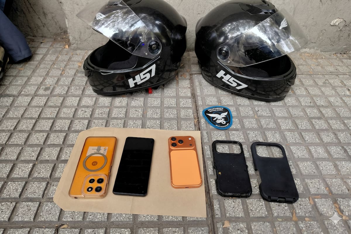 Los celulares retenidos por personal policial a los dos delincuentes detenidos en Palermo