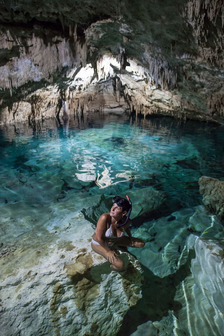 Los cenotes o cavernas de agua son uno de los mayores tesoros naturales de esta región, ideales para hacer snorkel lejos del ruido.