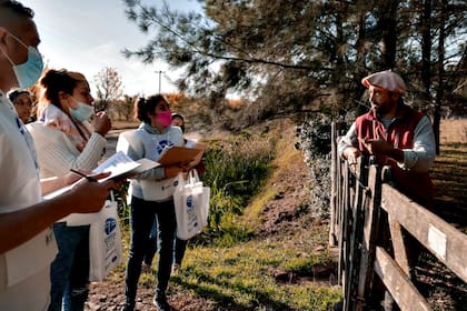 Los censistas trabajan en el partido de San Vicente, en la provincia de Buenos Aires; el operativo ya comenzó la semana pasada en las zonas rurales de todo el país