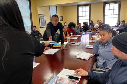 Los centenares de cubanos que llegan cada semana para instalarse en Louisville desbordan la capacidad del Ministerio