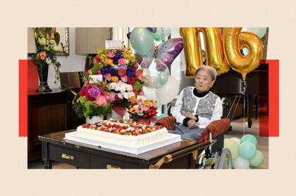 Los centenarios, como Tomiko Itooka, fotografiada en Japón en su 116º cumpleaños, suelen ser utilizados como casos de estudio por los científicos que estudian la longevidad.