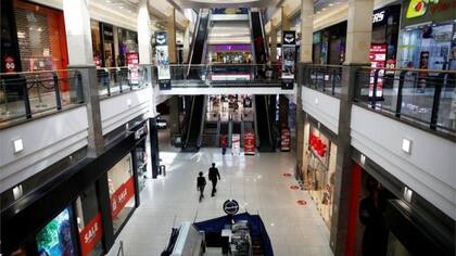 Los centros comerciales pueden a partir del domingo abrir sus puertas al público.