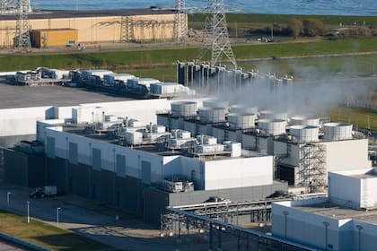 Los centros de datos generan controversia por la contaminación, el uso de recursos naturales y su impacto en las facturas de servicios de electricidad (imagen ilustrativa)