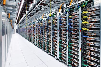 Los centros de datos tienen filas y filas de computadoras trabajando a máxima potencia todo el día; se las refrigera con aire, pero éste debe ser enfriado por agua