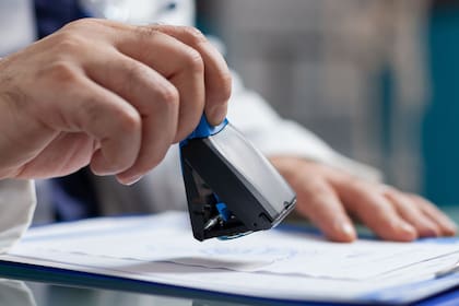 Los Centros de Servicios de Medicare y Medicaid (CMS) publicaron la regla final que cambia la cobertura de Medicare Advantage desde abril 2026