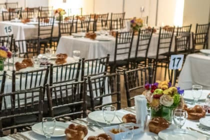 Los centros invitan a los habitantes que quieran celebrar a unirse a las comidas y cenas