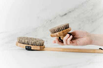Los cepillos de cerdas naturales son biodegradables y son más gentiles con materiales delicados