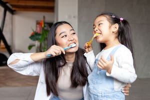 Los cepillos de dientes albergan una multiplicidad de microorganismos nunca antes vistos ni estudiados con potenciales efectos beneficiosos para la salud. Créditos: Canva