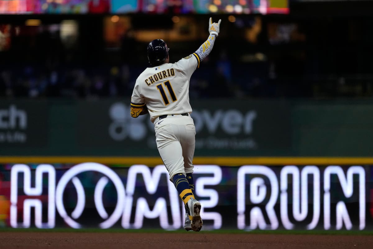 Los Cerveceros vencen nueve a cuatro a los Guardianes con jonrones de Yelich y Chourio