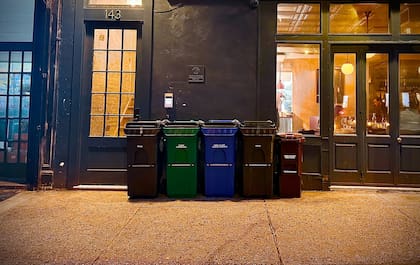 Los cestos marrones pueden adquirirse en línea, pero cualquier recipiente adecuado sirve si lleva la etiqueta gratuita del DSNY