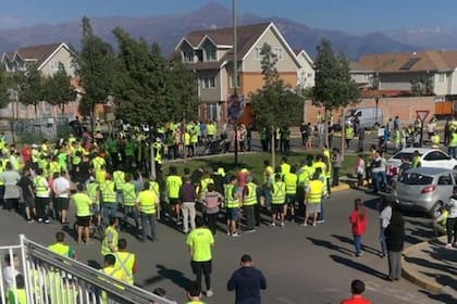 Los “chalecos amarillos” de Chile: vecinos que patrullan sus barrios por temor a saqueos