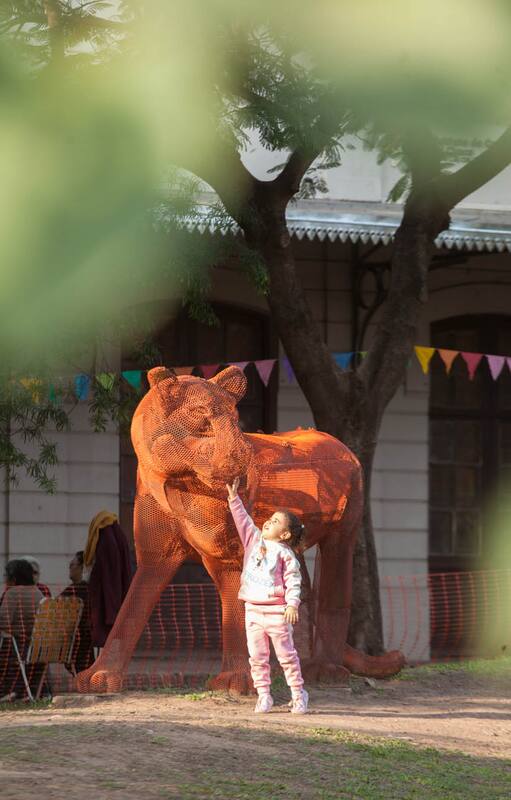 Los chaqueños están habituados a convivir con las esculturas que embellecen la ciudad. No cuentan con rejas, y no están vandalizadas.
