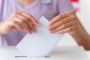 Estudios muestran cómo la IA puede influir en los votantes