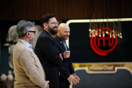 Los chefs Germán Martitegui, Damián Betular y Donato de Santis conforman el jurado de MasterChef