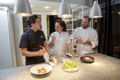Los chefs Martín Rebaudino, Narda Lepes y Gabriel Oggero, en una de las cocinas de Crizia