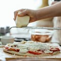 No todos sirven ni van en cualquier pizza: el queso exacto que usan las pizzerías para al molde, a la piedra y napolitana