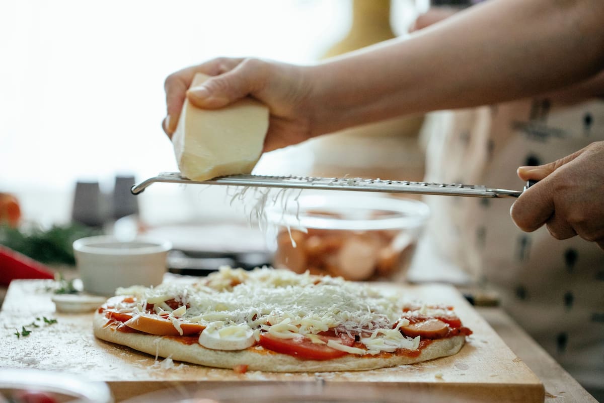 Los chefs revelan uno de los tips de cocina más importantes para preparar una pizza rica y con abundante queso