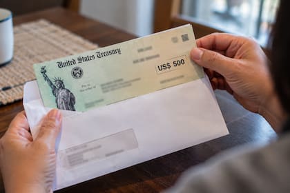 Los cheques de US$500 llegarán a unas 950 mil personas de 30 estados