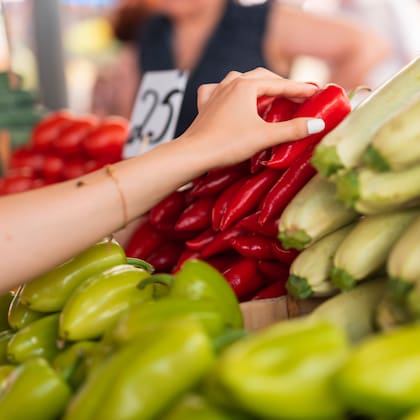 Los cheques pueden utilizarse para comprar frutas, verduras, hierbas frescas y miel en mercados de agricultores y puestos de carretera autorizados