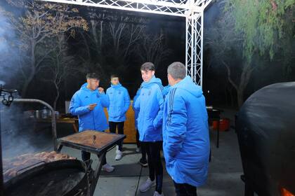 Los chicos argentinos del Sub 20 en el asado de los festejos por la clasificación en el Mundial