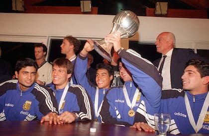 Los chicos argentinos y el festejo en el predio de la AFA, muy cercano al aeropuerto.